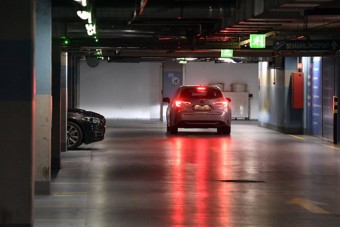 Minden parkolóházban ingyenes az éjszakai parkolás