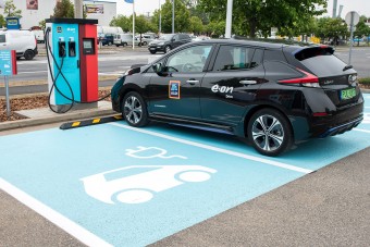 Újabb hazai villanyautó-töltőket adtak át