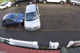 Kétszer is összetörte autóját a tanulóvezető egy parkolás alatt