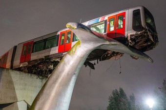 Áttörte a végállomást a metró, egy 10 méter magas szobor mentette meg