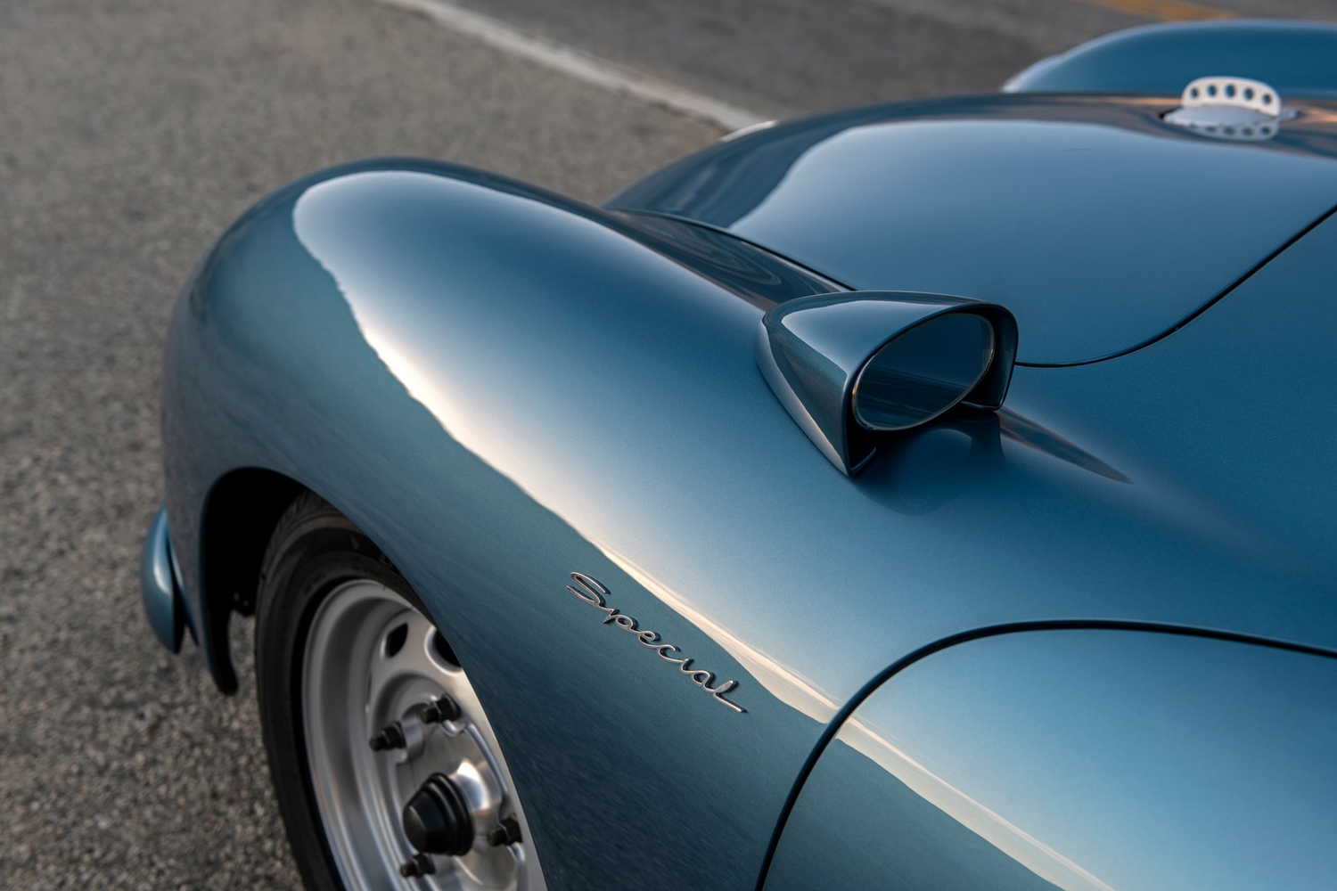 Korhű tuningnak néz ki, de ennél több van a kék 356-os Porsche mögött 8