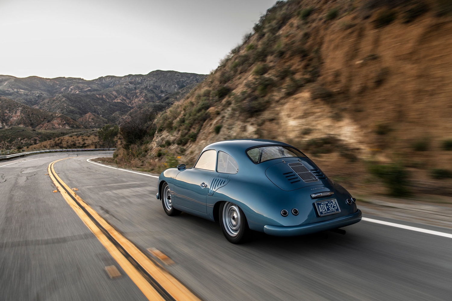 Korhű tuningnak néz ki, de ennél több van a kék 356-os Porsche mögött 3