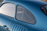 Korhű tuningnak néz ki, de ennél több van a kék 356-os Porsche mögött 32