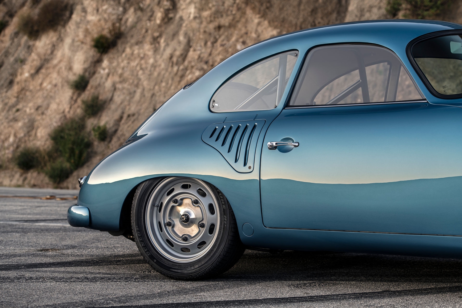 Korhű tuningnak néz ki, de ennél több van a kék 356-os Porsche mögött 12