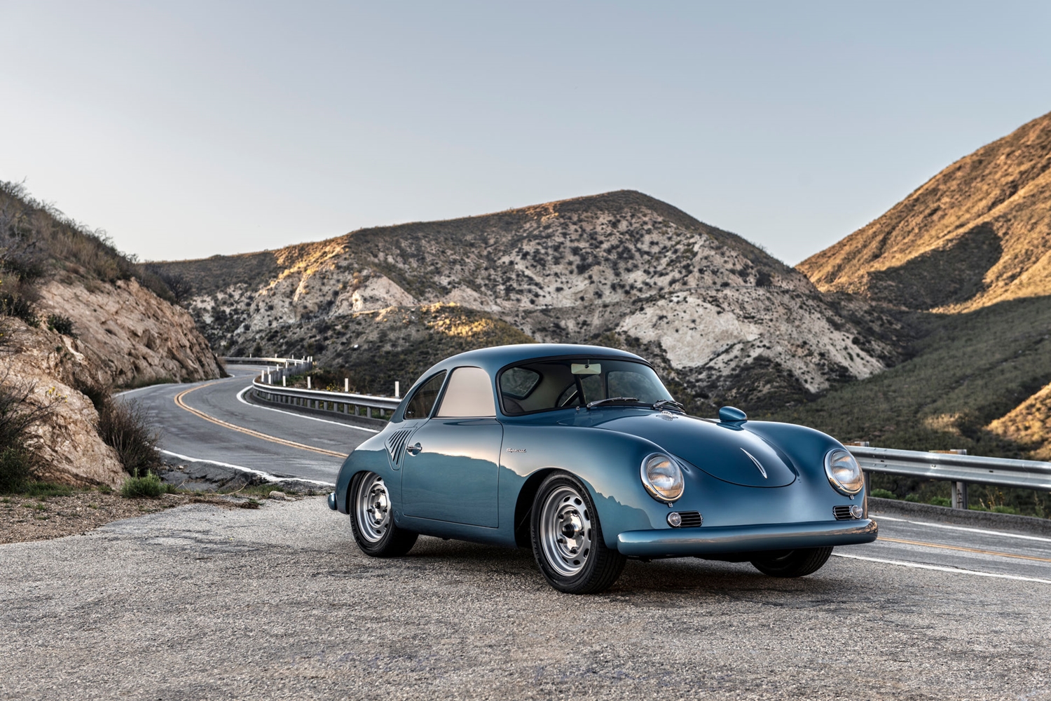 Korhű tuningnak néz ki, de ennél több van a kék 356-os Porsche mögött 5