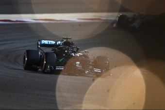 F1: Hamiltoné az első rajtkocka a bahreini éjszakában