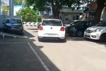 Az év egyik legszomorúbb története: ünnepélyesen átvette új autóját és csatt...