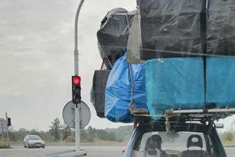 A kis Fiat tetejére olyan csomagot pattintottak, hogy alig hisszük el
