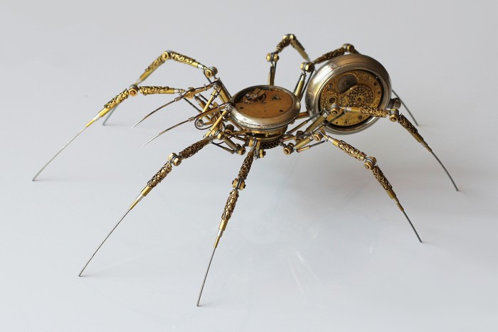 Lenyűgöző vaspókokat épít egy magyar művész