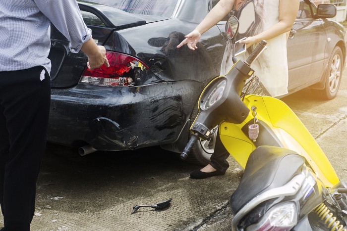 Szájkarate után nekiment a motorosnak az autós 1 Szájkarate után nekiment a motorosnak az autós 1