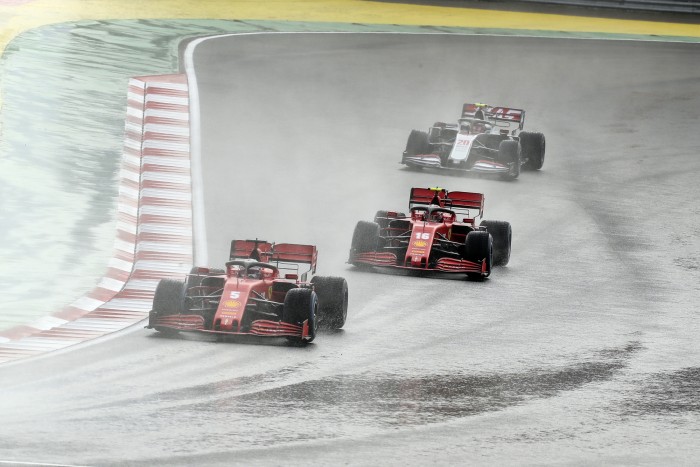 F1: Vettel és a Ferrari vigasztalja az elkeseredett Leclerc-t