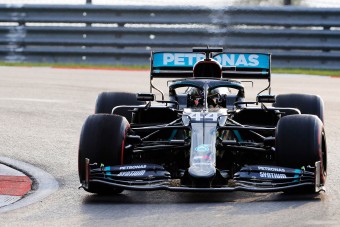 F1: Hamilton leszarozta a csúszós török aszfaltot