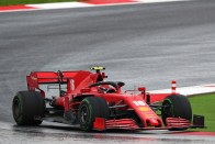 F1: Vettel és a Ferrari vigasztalja az elkeseredett Leclerc-t 1