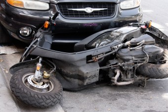 Szájkarate után nekiment a motorosnak az autós