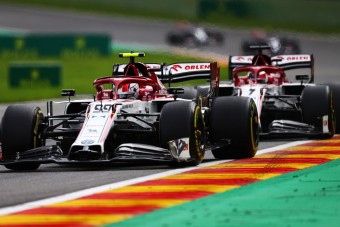 F1: Hihetetlen mérföldkő előtt Räikkönenék