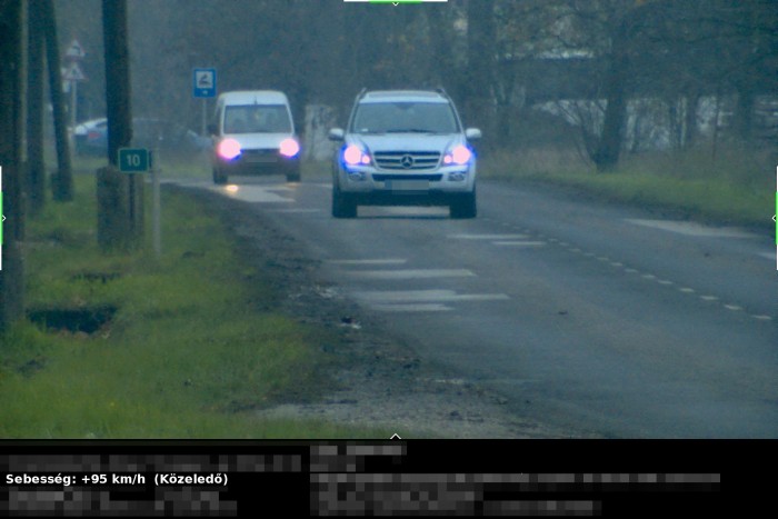 Nagyon rossz napja volt egy gyorshajtó mercisnek Szolnoknál, 16 perc alatt kétszer kapták el 1 | Vezess Nagyon rossz napja volt egy gyorshajtó mercisnek Szolnoknál, 16 perc alatt kétszer kapták el 1