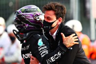 F1: Mindent megtettek, hogy megállítsák a Mercedest 1