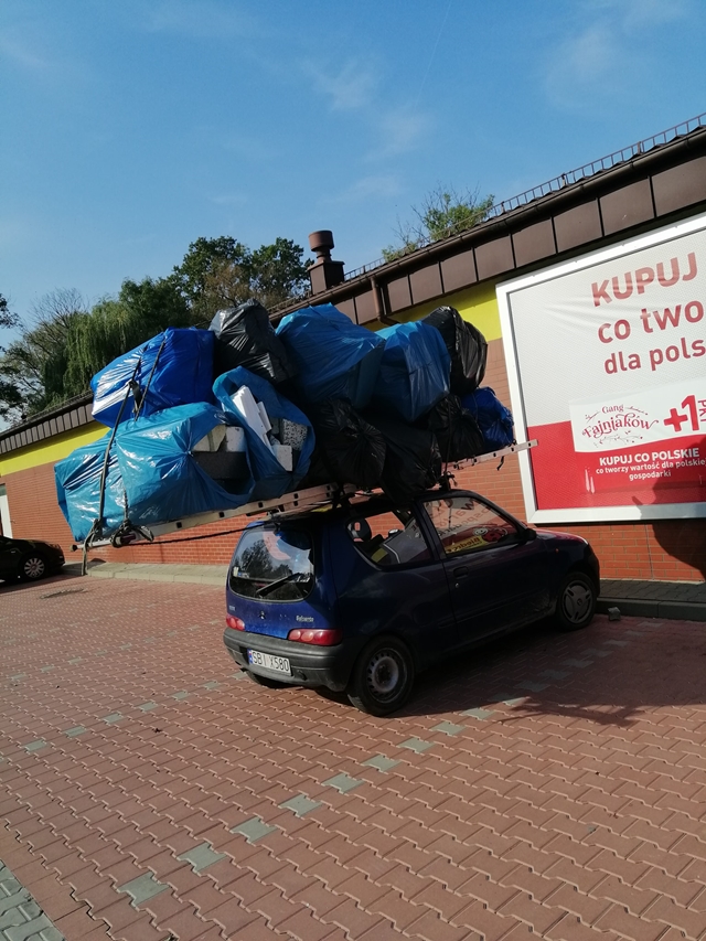 A kis Fiat tetejére olyan csomagot pattintottak, hogy alig hisszük el 3