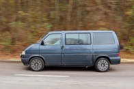 Az öreg dízel Volkswagen Transporter még mindig bírja a belső sávot az autópályán 1