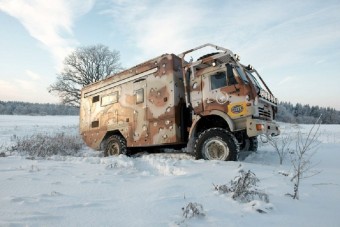 Off-road Kamaz lakóteherautó téli kirándulásokhoz