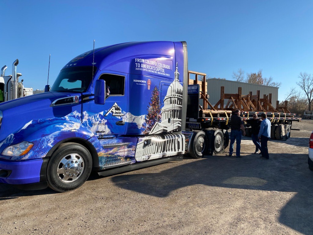 Nagyon fontos fenyőfát szállít ez a Kenworth 1