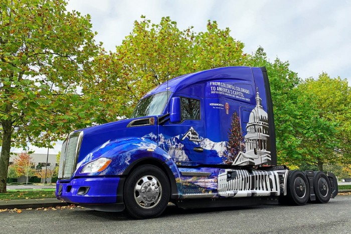 Nagyon fontos fenyőfát szállít ez a Kenworth