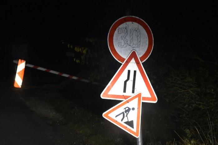 Kézműves KRESZ-tábla nehezíti az autósok életét 1