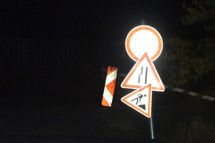 Kézműves KRESZ-tábla nehezíti az autósok életét