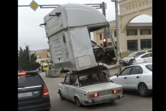 Ritka rakománnyal sanyargatják az öreg Ladát