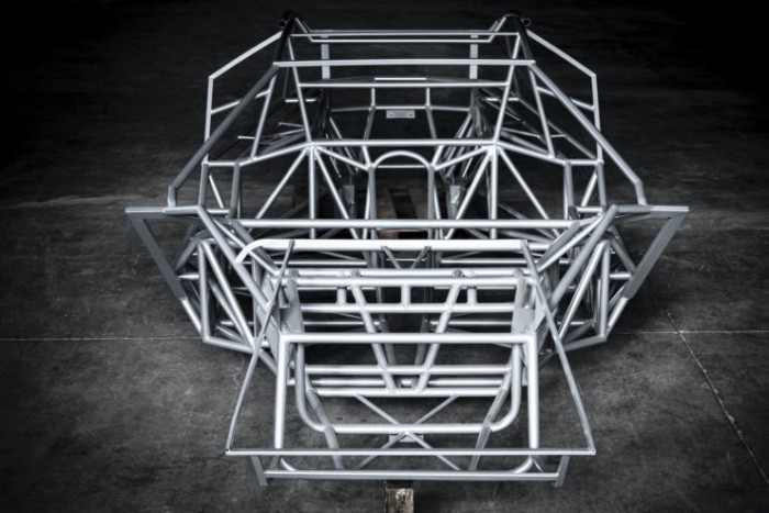 Csőszerelők, lakatosok, Lamborghini-rajongók, ez a csodás műremek hozzátok szól