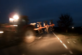Ezért fékezz mindig, ha sötétben traktort látsz