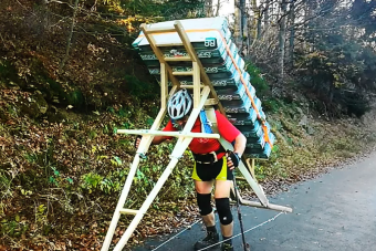 256 kilogramm sörrel mászott hegyet a cseh férfi