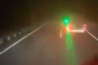 Csúnya bírságot kapott a büntetőlézerező autós