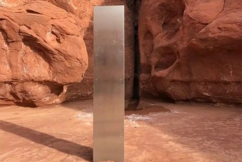 Titokzatos fémoszlopot találtak a sivatag közepén