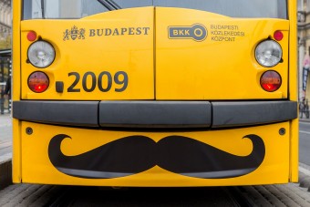 Nem vicc, bajszos villamosok indulnak Budapesten