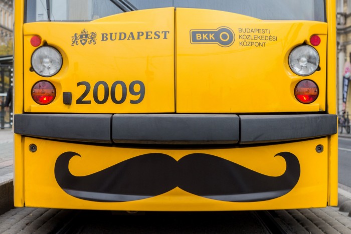 Nem vicc, bajszos villamosok indulnak Budapesten