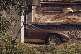Fal mögé rejtették a ritka Lamborghini Miura SV-t