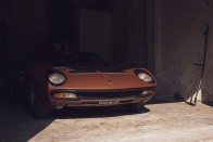 Fal mögé rejtették a ritka Lamborghini Miura SV-t 23