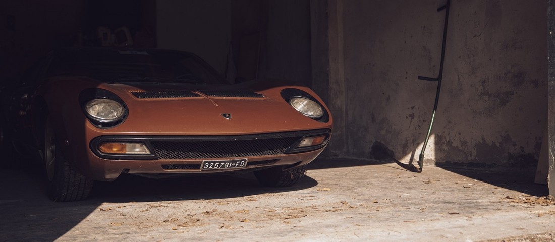 Fal mögé rejtették a ritka Lamborghini Miura SV-t