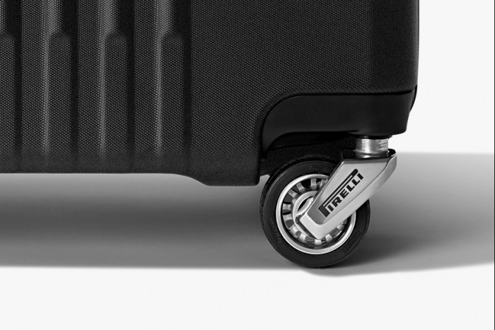 Forma-1-es gumikat kapott a luxusbőrönd