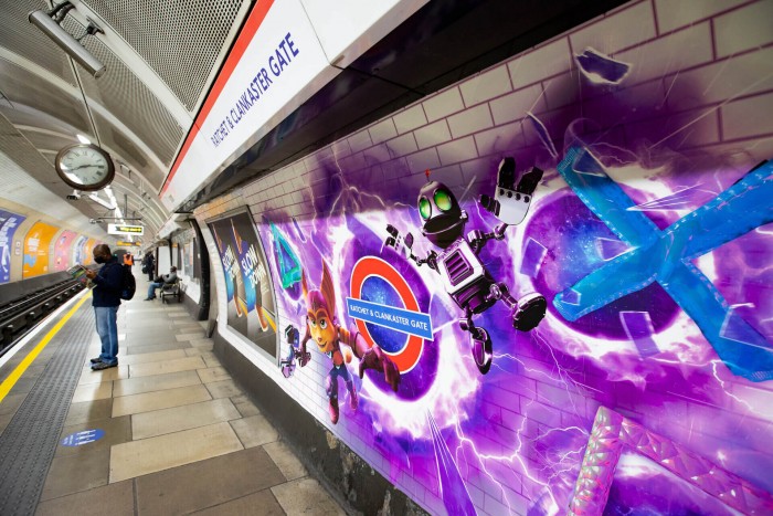 Videojáték-barlanggá alakult a londoni metró 5