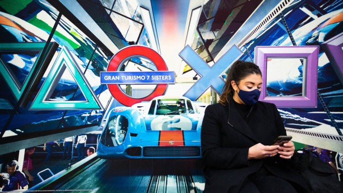 Videojáték-barlanggá alakult a londoni metró 2