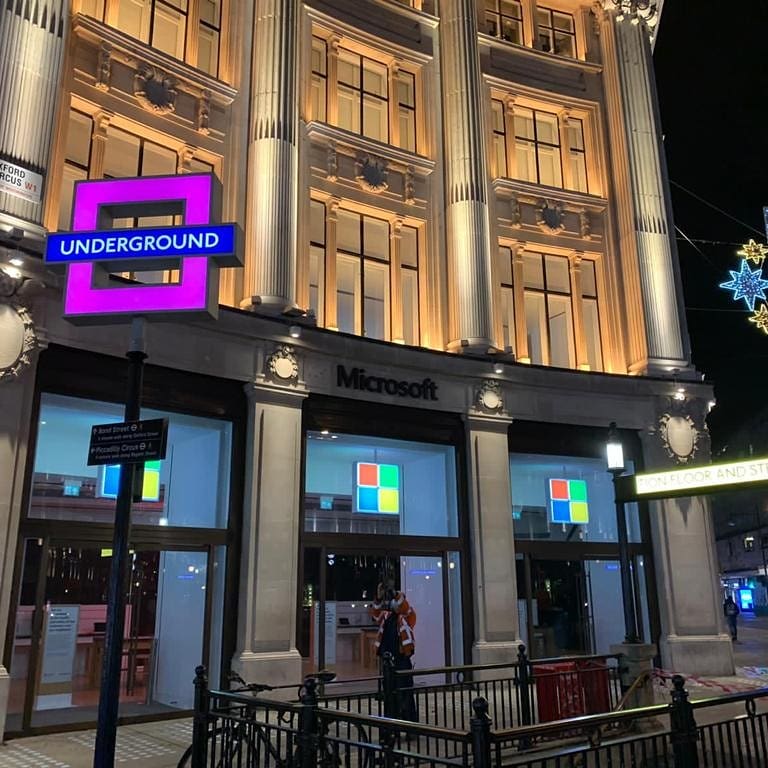 Videojáték-barlanggá alakult a londoni metró 6