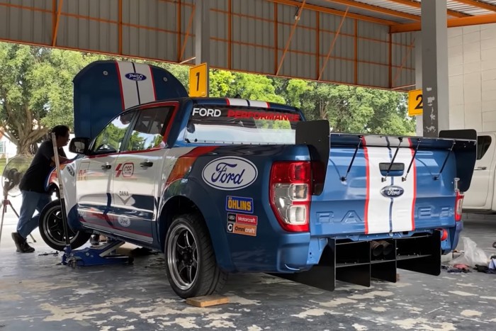 Versenyautót építettek ebből a Ford Rangerből