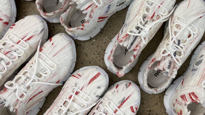 Cipőként születnek újjá a kidobott légzsákok 1 | Vezess Cipőként születnek újjá a kidobott légzsákok 1