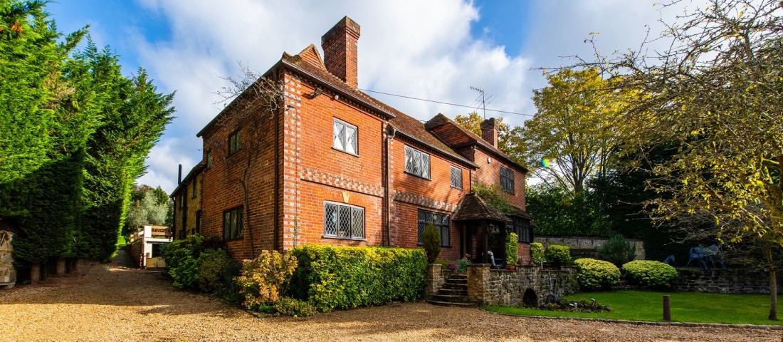 Eladó a kúria, ahol gyerekkorát töltötte a világhírű milliárdos