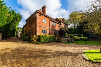 Eladó a kúria, ahol gyerekkorát töltötte a világhírű milliárdos