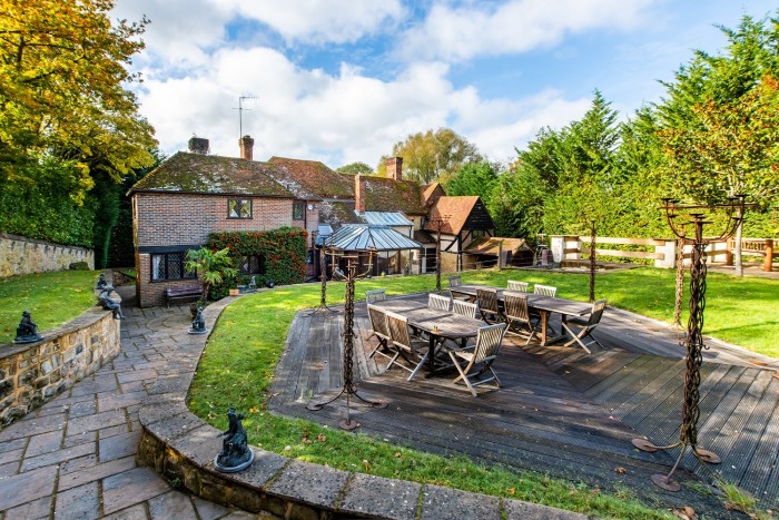 Eladó a kúria, ahol gyerekkorát töltötte a világhírű milliárdos 9