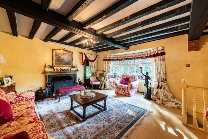 Eladó a kúria, ahol gyerekkorát töltötte a világhírű milliárdos 7