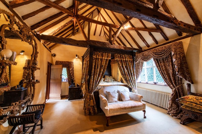 Eladó a kúria, ahol gyerekkorát töltötte a világhírű milliárdos 8